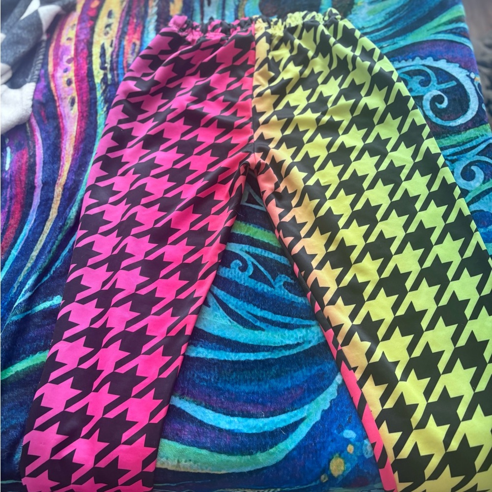 Neon pink and neon greenish yellow houndstooth sweat pants.